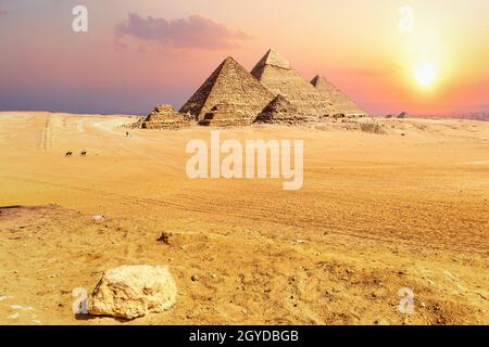 Berühmte Pyramiden von Ägypten bei Sonnenuntergang, Gizeh. Stockfoto