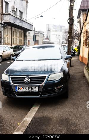 Vereister Autofenster am Morgen in Bukarest, Rumänien, 2021 Stockfoto