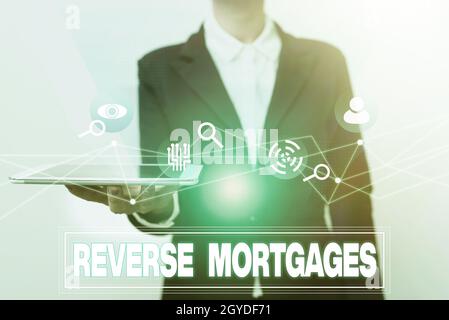 Konzeptionelle Bildunterschrift Reverse Mortgages, Business-Ansatz Kreditnehmer auf den unbelasteten Wert der Immobilie Frau in Uniform Displaying Mobile D zugreifen Stockfoto