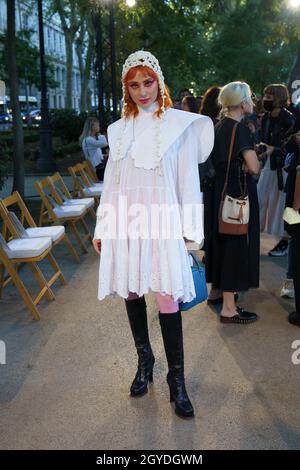 Madrid, Spanien. Oktober 2021. Miranda Makaroff nimmt an der Palomo Spain Fashion Show im Paseo Del Prado in Madrid Teil. Kredit: SOPA Images Limited/Alamy Live Nachrichten Stockfoto