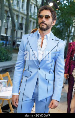 Madrid, Spanien. Oktober 2021. Paco Leon nimmt an der Palomo Spain Fashion Show im Paseo Del Prado in Madrid Teil. Kredit: SOPA Images Limited/Alamy Live Nachrichten Stockfoto