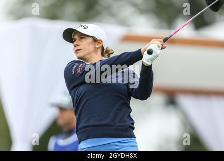 West Caldwell, NJ, USA. Oktober 2021. Azahara Munoz aus Spanien schlägt sich während der ersten Runde des LPGA Cognizant Founders Cup auf dem Mountain Ridge Golf Course in West Caldwell, NJ, ab. Mike Langish/Cal Sport Media. Kredit: csm/Alamy Live Nachrichten Stockfoto