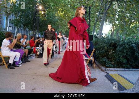 Madrid, Spanien. Oktober 2021. Models laufen auf der Modenschau Palomo Spain auf dem Paseo Del Prado in Madrid auf dem Laufsteg. Kredit: SOPA Images Limited/Alamy Live Nachrichten Stockfoto