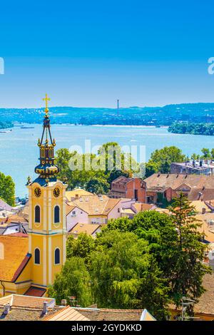 Der Panoramablick auf Zemun, mit Kirchturm in Belgrad, Serbien Stockfoto