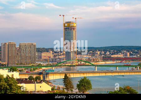 Belgrad, Serbien - 16. Juli 2021: Blick von Belgrad auf die Brücken am Fluss Sava Stockfoto