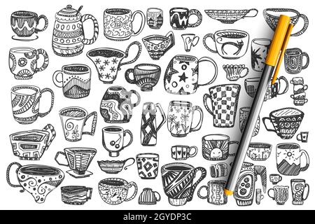 Tassen-Doodle-Set. Sammlung von verschiedenen handgezeichneten dekoriert Kaffee Tee Tassen voll mit Getränken isoliert auf weißem Hintergrund. Trendiges Geschirr mit h Stockfoto