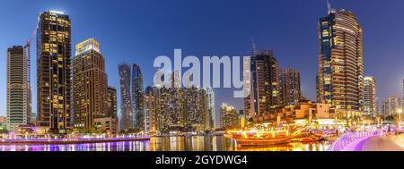 Dubai, Vereinigte Arabische Emirate - 25. Mai 2021: Dubai Marina Skyline Architektur Urlaub bei Nacht in Dubai, Vereinigte Arabische Emirate. Stockfoto