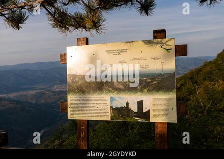 TARA Berg, Serbien - 16. September 2020: Aussichtspunkt namens Crnjeskovo, Tourismusbüro im Nationalpark Tara, in Serbien, Europa Stockfoto