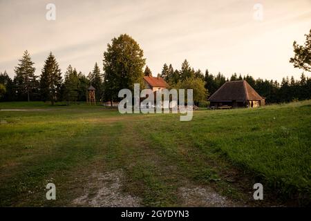 TARA Mountain, Serbien - 16. September 2020: Pferdehof und Stallungen namens Dora im Nationalpark Tara, in Serbien, Europa Stockfoto