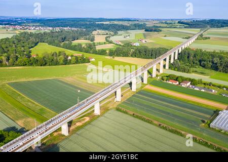 Enzweihingen, Deutschland - 16. Juni 2021: Züge auf der Enztalbrücke der Hochgeschwindigkeitsstrecke Mannheim-Stuttgart in Enzweihingen, Deutschland. Stockfoto