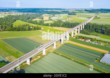 Enzweihingen, Deutschland - 16. Juni 2021: ICE 1 der Deutschen Bahn DB auf der Enztalbrücke der Hochgeschwindigkeitsstrecke Mannheim-Stuttgart in Enzweihin Stockfoto