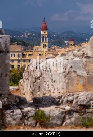 Ein landschaftlich reizvoller Blick auf den alten Glockenturm der orthodoxen Kathedrale von Kerkyra. Korfu. Griechenland. Stockfoto
