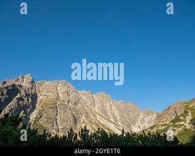 Blick auf die kahlen Bergspitzen der Karpaten in der Slowakei Stockfoto