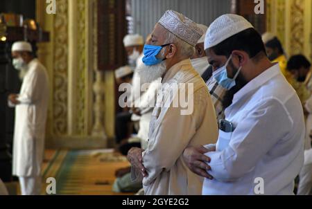 Mumbai, Indien. Oktober 2021. Anhänger mit Gesichtsmasken als Vorsichtsmaßnahme gegen die Ausbreitung von covid-19 gesehen beten in einer Moschee während der religiösen Stätten Wiedereröffnung. Die Brihanmumbai Municipal Corporation (BMC) hat es allen religiösen Stätten erlaubt, nach der Sperrung aufgrund des Corona-Virus wieder für Anhänger zu beten. Kredit: SOPA Images Limited/Alamy Live Nachrichten Stockfoto