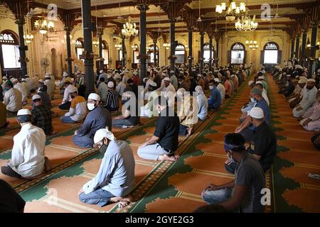 Mumbai, Indien. Oktober 2021. Anhänger mit Gesichtsmasken als Vorsichtsmaßnahme gegen die Ausbreitung von covid-19 gesehen beten in einer Moschee während der religiösen Stätten Wiedereröffnung. Die Brihanmumbai Municipal Corporation (BMC) hat es allen religiösen Stätten erlaubt, nach der Sperrung aufgrund des Corona-Virus wieder für Anhänger zu beten. Kredit: SOPA Images Limited/Alamy Live Nachrichten Stockfoto