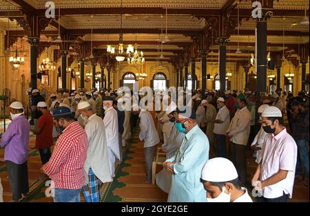 Mumbai, Indien. Oktober 2021. Anhänger mit Gesichtsmasken als Vorsichtsmaßnahme gegen die Ausbreitung von covid-19 gesehen beten in einer Moschee während der religiösen Stätten Wiedereröffnung. Die Brihanmumbai Municipal Corporation (BMC) hat es allen religiösen Stätten erlaubt, nach der Sperrung aufgrund des Corona-Virus wieder für Anhänger zu beten. Kredit: SOPA Images Limited/Alamy Live Nachrichten Stockfoto