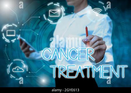 Handschrift Text Cancer Treatment, Business Schaufenster das Management der medizinischen Versorgung einer Krebspatientin Lady in Uniform Holding Tablet in Hand V Stockfoto