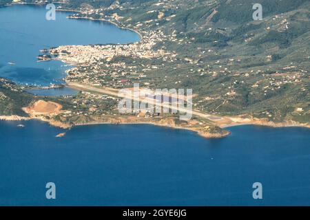 Skiathos, Griechenland - 1. Juni 2016: Übersicht Flughafen Skiathos (JSI) in Griechenland Luftaufnahme. Stockfoto