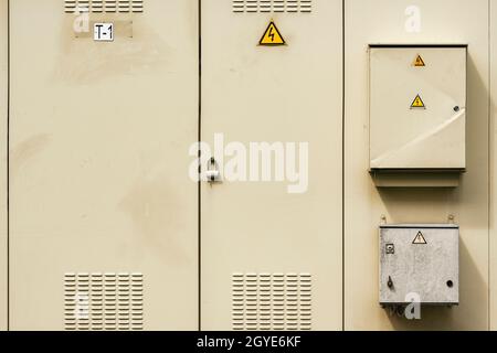 Elektroschrank mit Warnschildern und Vorhängeschlössern an einer Straße Stockfoto