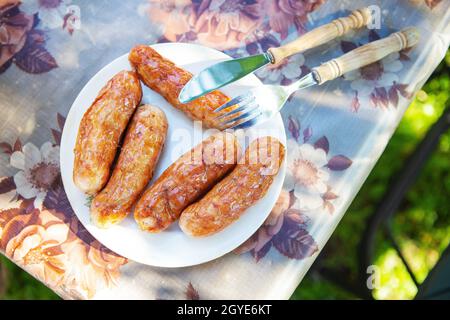 Bayerische Grillwürste, leckere Spieß-Würste. Schisch Kebab mit Würstchen auf einem Teller. Erholung im Freien Stockfoto