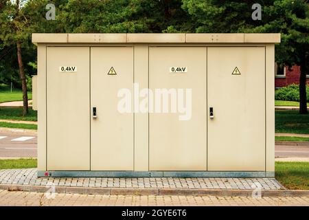 Elektroschrank mit Warnschildern, Straßenstromschild Stockfoto