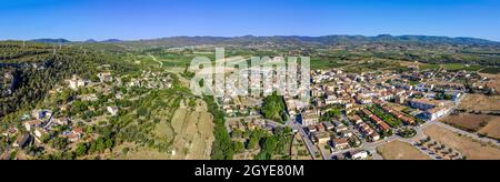 Panoramablick auf die Stadt Sant Marti Sarroca, Katalonien Spanien Stockfoto