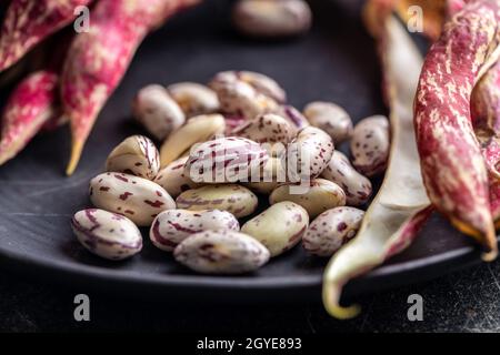 Cranberry-Bohnen. Bohnen-Pads auf dem Teller. Stockfoto