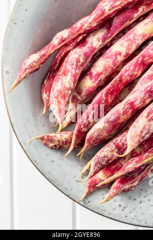 Cranberry-Bohnen. Bohnen-Pads auf dem Teller. Draufsicht. Stockfoto