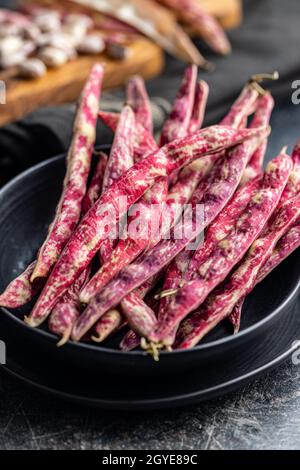 Cranberry-Bohnen. Bohnen-Pads auf dem Teller. Stockfoto