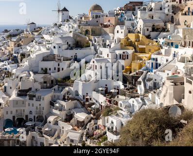 Oia, Santorini, Griechenland - 28. Juni 2021: Weiß getünchte Häuser und Windmühlen in Oia auf der Insel Santorini, Kykladen, Griechenland Stockfoto