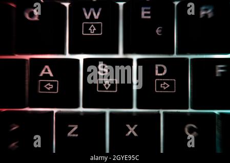 Beleuchtete Tastatur im Dunkeln Stockfoto
