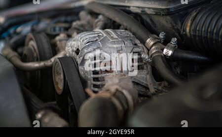 Automotor Lichtmaschine Detail in einer mechanischen Werkstatt Stockfoto