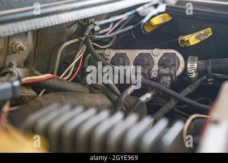 Detail der Methaninjektoren von Automotoren auf einer Werkstattsbank Stockfoto