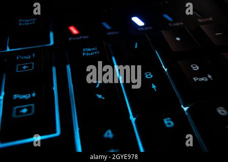Beleuchtete Tastatur im Dunkeln Stockfoto