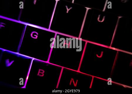 Beleuchtete Tastatur im Dunkeln Stockfoto