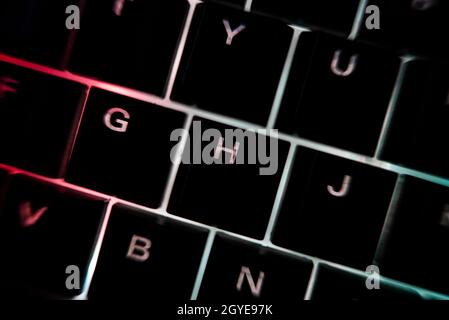 Beleuchtete Tastatur im Dunkeln Stockfoto