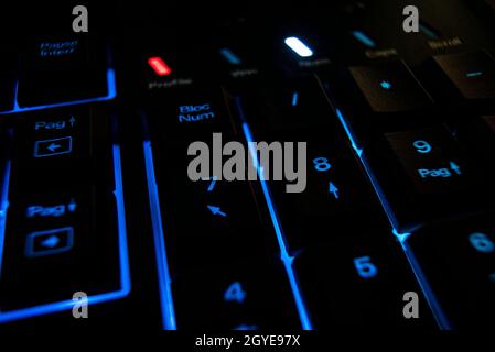 Beleuchtete Tastatur im Dunkeln Stockfoto