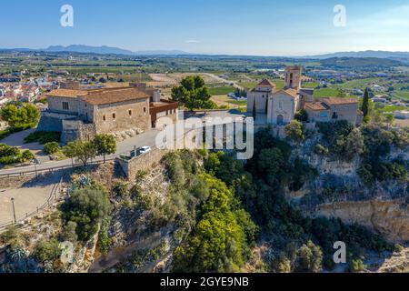 Schloss und Kirche Santa Maria in Sant Marti Sarroca Katalonien Spanien Stockfoto