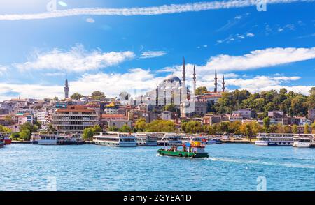 Eminonu Pier mit Schiffen und der Süleymaniye Moschee im Hintergrund, Blick von der Bucht des Goldenen Horns, Istanbul. Stockfoto