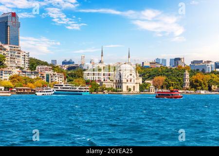 Die Küste von Istanbul mit der Molla Celebi Moschee, Bosporus gerade, Türkei. Stockfoto