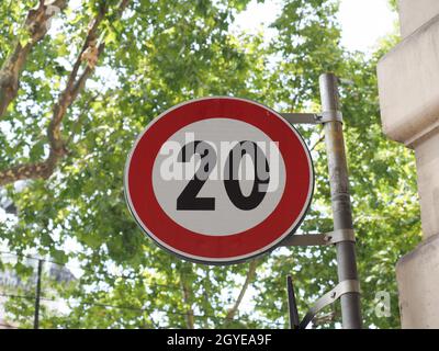 Ordnungspolitische Zeichen, maximale Drehzahlgrenze Verkehrsschild Stockfoto