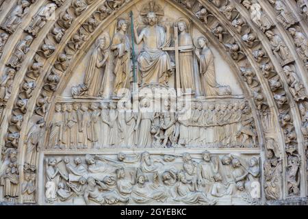 Paris, Kathedrale Notre Dame - zentrales Portal der Westfront, das das jüngste Gericht darstellt Stockfoto