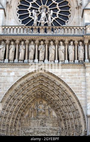 Paris, Kathedrale Notre Dame - zentrales Portal der Westfront, das das jüngste Gericht darstellt Stockfoto