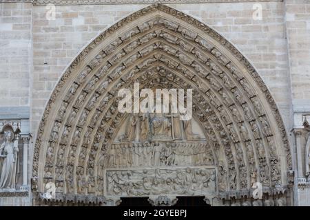 Paris, Kathedrale Notre Dame - zentrales Portal der Westfront, das das jüngste Gericht darstellt Stockfoto