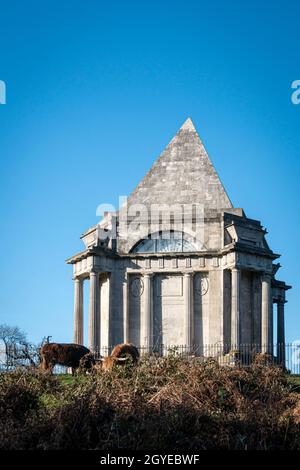 Das Darnley Mausoleum ist ein restauriertes Mausoleum aus dem 18. Jahrhundert in einem friedlichen öffentlichen Wald in Kent, Großbritannien Stockfoto