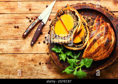 Brötchen gefüllt mit Kürbis und Pilzen. Kürbis in einem Brotlaib gebacken. Stockfoto