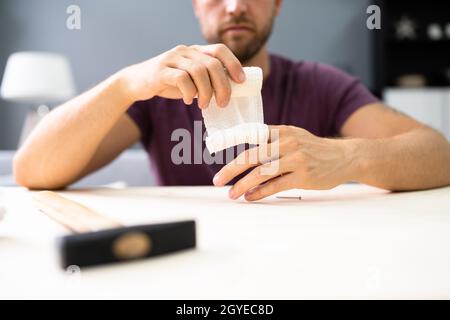 Hand- Und Fingerverband Nach Hammerunfall. Verletzter Fingernagel Stockfoto