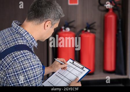 Feuerlöscher Prüfen. Sicherheit Und Notfallprävention Stockfoto