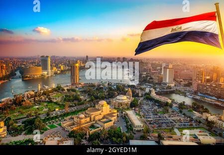 Panorama von Kairo Stadtbild bei Sonnenuntergang von der berühmten Fernsehturm Kairo, Kairo, Ägypten Stockfoto