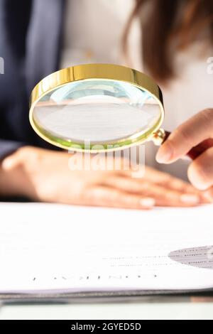 Businesswoman Investigation Finance Mit Vergrößerungsglas. Betrug Und Audit Stockfoto